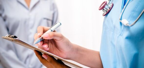 El médico prescribe tratamiento para el dolor lumbar.