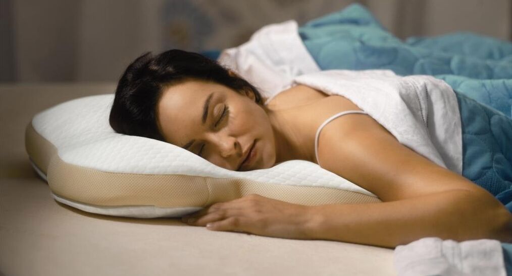 dormir sobre una almohada ortopédica para la osteocondrosis cervical