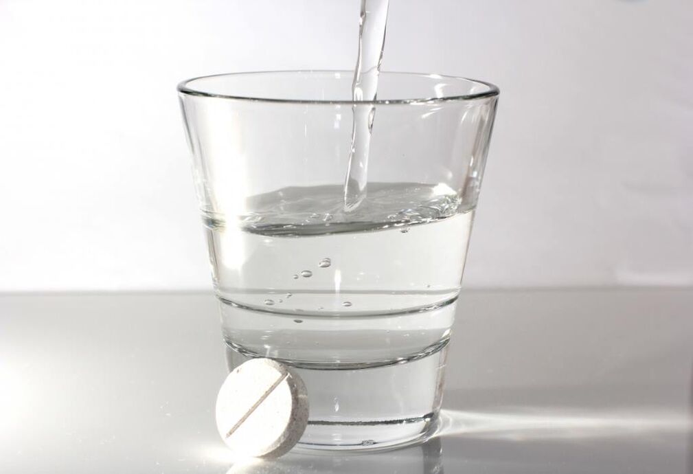 agua y una pastilla para el tratamiento de la osteocondrosis
