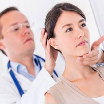 Un neurólogo examina a un paciente que tiene dolor de cuello. 