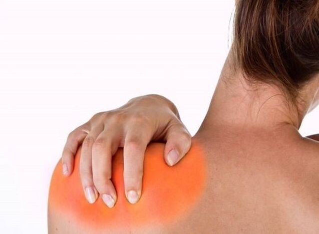 El dolor debajo del omóplato izquierdo es una señal de una de las enfermedades graves. 