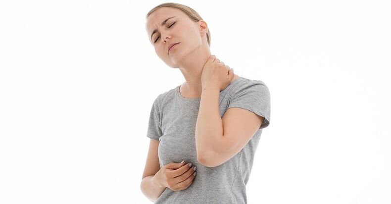 La niña tiene dolor en el cuello