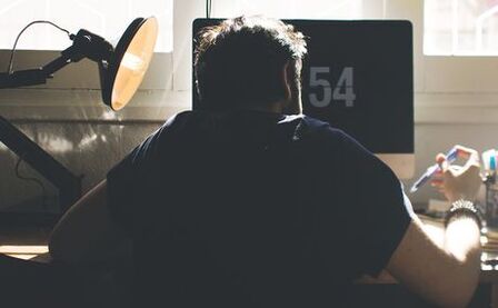 Un hombre en una computadora